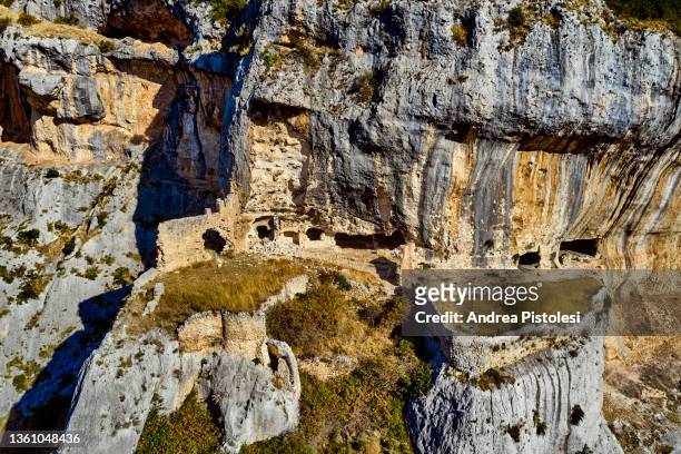 christian hermitage ruins in pulsano canyons, gargano national park, italy - mezzogiorno stock-fotos und bilder