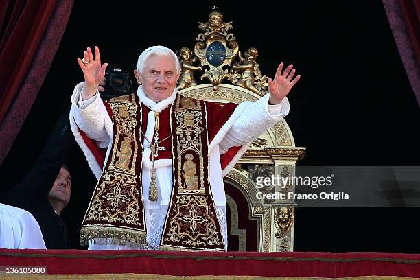 Pope Benedict XVI waves to the faithfuls as he delivers his Christmas Day message 'urbi et orbi' blessing from the central balcony of St Peter's...