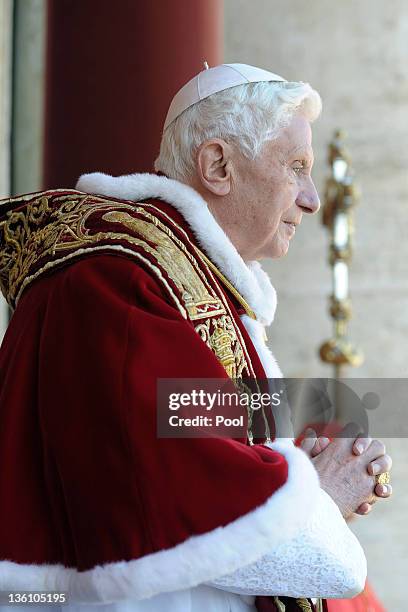 Pope Benedict XVI delivers his Christmas Day message 'urbi et orbi' blessing from the central balcony of St Peter's Basilica on December 25, 2011 in...