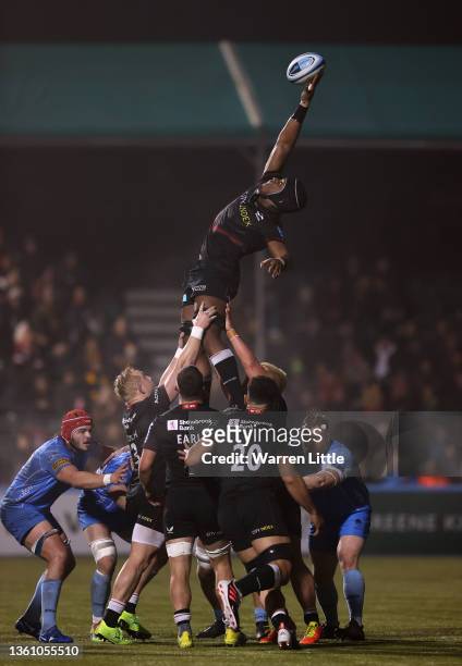 Maro Itoje of Saracens wins the line out during the Gallagher Premiership Rugby match between Saracens and Worcester Warriors at StoneX Stadium on...
