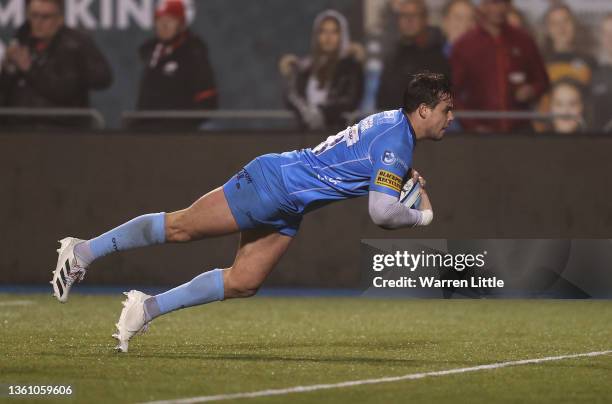 Francois Venter of Worcester Warriors scores the third try during the Gallagher Premiership Rugby match between Saracens and Worcester Warriors at...