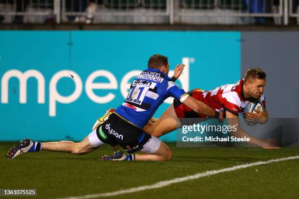 Chris Harris of Gloucester beats Ruaridh McConnochie of Bath before scoring their sides second try during the Gallagher Premiership Rugby match...
