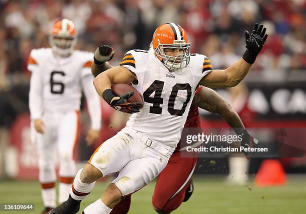 Runningback Peyton Hillis of the Cleveland Browns rushes the football during the NFL game against the Arizona Cardinals at the University of Phoenix...