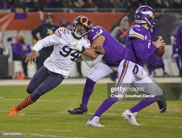 Robert Quinn of the Chicago Bears rushes against Christian Darrisaw and Kirk Cousins of the Minnesota Vikings at Soldier Field on December 20, 2021...