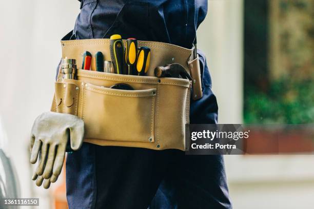 gros plan d’un bricoleur portant une ceinture à outils - boîte à outils photos et images de collection