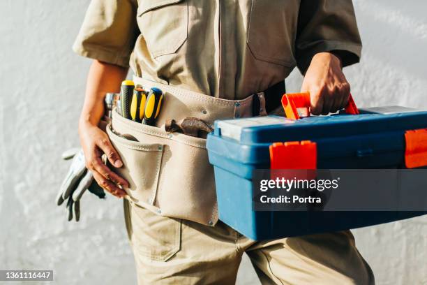 close-up of a repair woman with tools - central de atendimento imagens e fotografias de stock