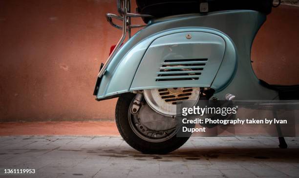 le scooter italien - ragusa sicily stock pictures, royalty-free photos & images
