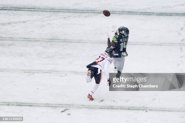 Metcalf of the Seattle Seahawks catches the ball over Thomas Graham Jr. #27 of the Chicago Bears for a touchdown during the first quarter at Lumen...
