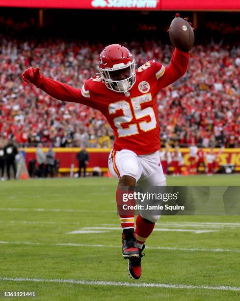 Clyde Edwards-Helaire of the Kansas City Chiefs runs for a touchdown during the first quarter in the game against the Pittsburgh Steelers at...