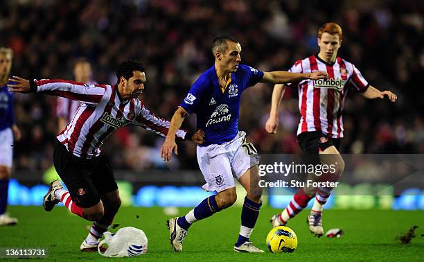 Everton player Leon Osman see's off Sunderland players Kieran Richardson and Jack Colback during the Barclays Premier League match between Sunderland...