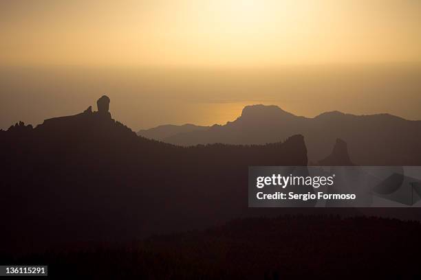 silhouette of mountains, spain - tejeda fotografías e imágenes de stock