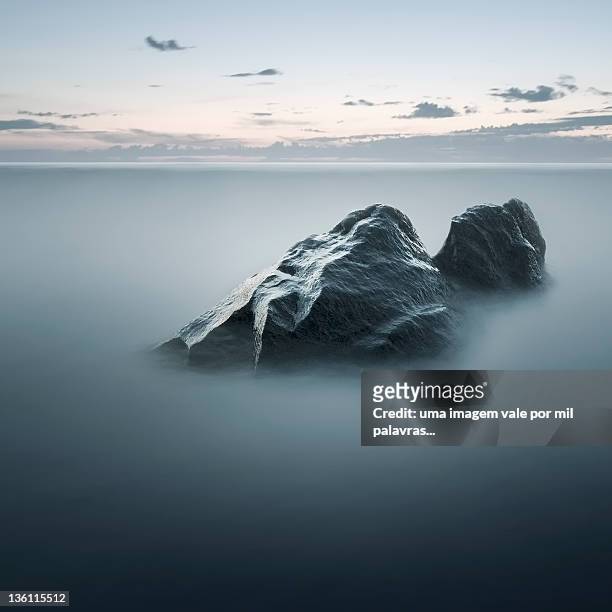 clam water with two rock - fotografia imagem fotografías e imágenes de stock