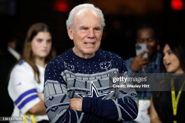 Former Dallas Cowboy player Roger Staubach looks on prior to a game between the Washington Football Teams and the Dallas Cowboys at AT&T Stadium on...