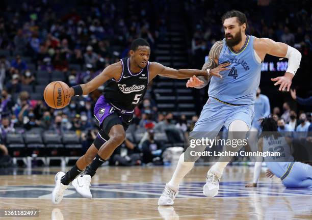 De'Aaron Fox of the Sacramento Kings drives to the basket against Steven Adams of the Memphis Grizzlies in the third quarter at Golden 1 Center on...
