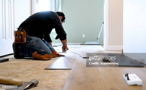 installing wooden vinyl floor - floorboard 個照片及圖片檔