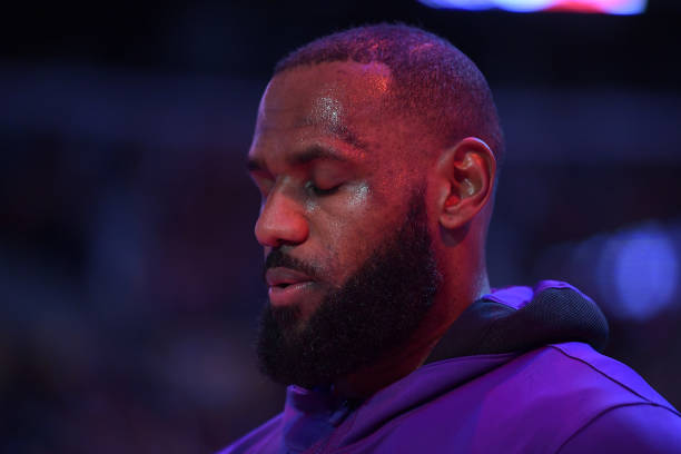 https://media.gettyimages.com/id/1361196729/photo/lebron-james-of-the-los-angeles-lakers-closes-his-eyes-during-the-national-anthem-before-the.jpg?s=612x612&w=0&k=20&c=cmkwh0EQRvJyR-_VUGzfBq3-HaMJmu68I3QHpLCDOe8=