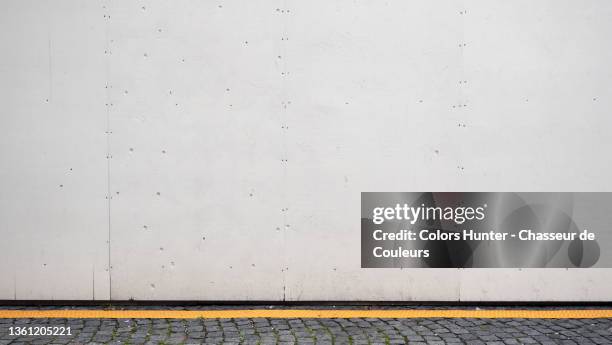 empty withe wooden panels and street in paris - city wall stock-fotos und bilder