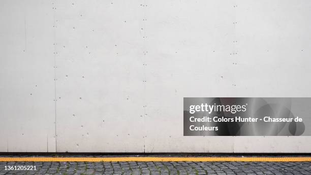 empty withe wooden panels and street in paris - le mur photos et images de collection