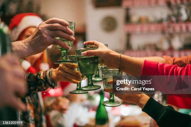 multi-generation family celebrate christmas.toasting time - dinner fotografías e imágenes de stock