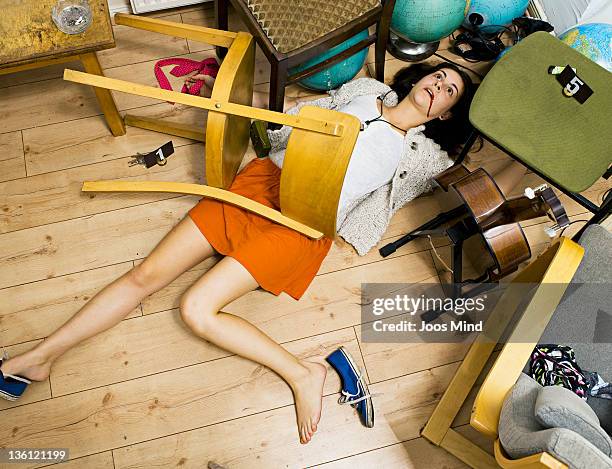 woman lying on living room floor, murdered - 死体 女性一人 ストックフォトと画像