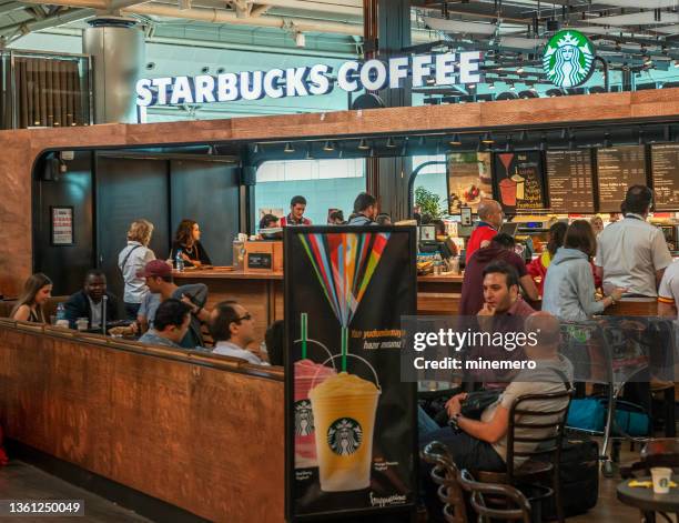 café starbucks à l’aéroport sabiha gokcen, istanbul - starbucks photos et images de collection