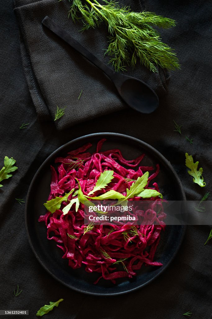 Rote Bete vegane Pasta mit Rucola