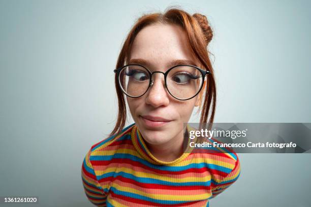 woman making a funny face with her cross eyed - scheel kijken stockfoto's en -beelden