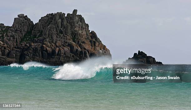 wave, logan rock, porthcurno, cornwall - s0ulsurfing stock pictures, royalty-free photos & images