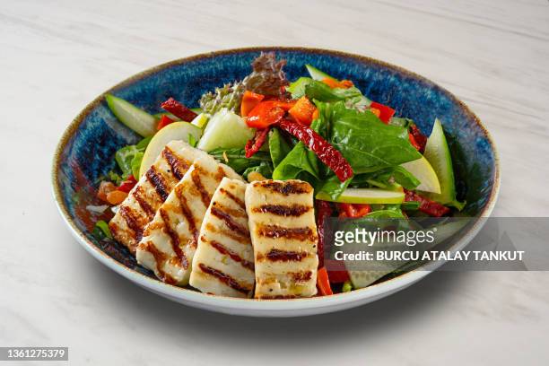 grilled halloumi salad - lunch cheese stock-fotos und bilder