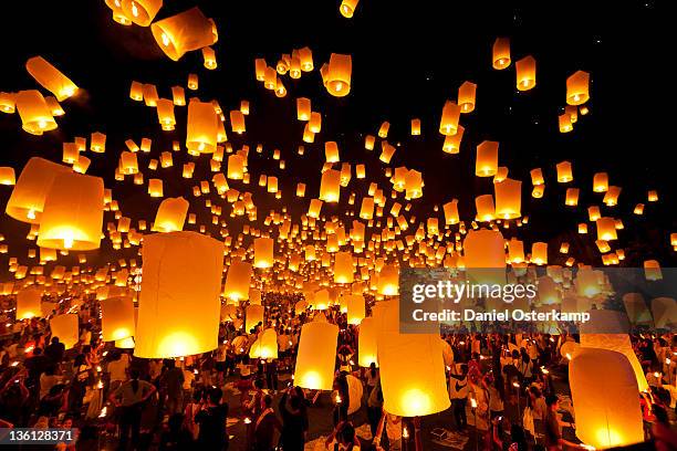 hot air fire lantern - floating lanterns stock-fotos und bilder