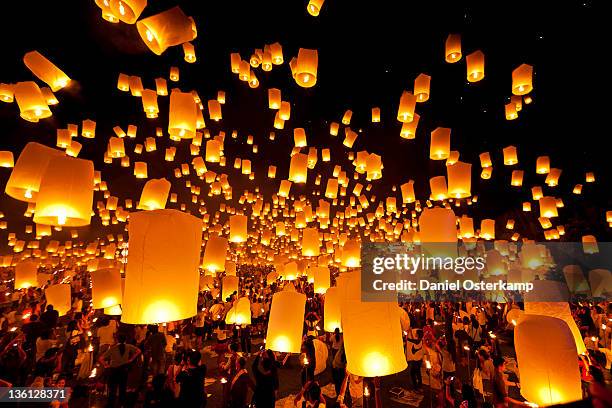 hot air fire lantern - lampion verlichting stockfoto's en -beelden