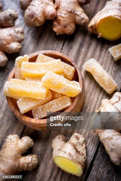 organic candied ginger sticks in a wooden bowl - gember stockfoto's en -beelden