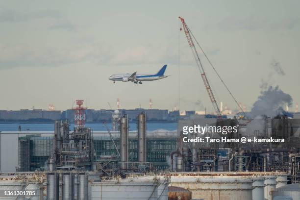 the airplane flying over the bay in tokyo of japan - ota ward stock-fotos und bilder