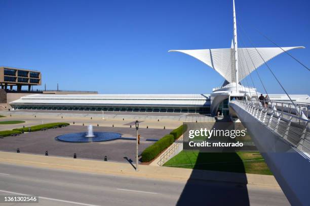 cudahy gardens, reiman pedestrian bridge and milwaukee art museum (mam) - quadracci pavilion, milwaukee, wisconsin, usa - milwaukee art museum stock pictures, royalty-free photos & images