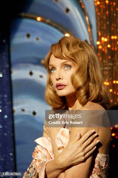Arielle Dombasle, actrice et chanteuse franco-américaine pose dans le cabaret parisien "La Nouvelle Eve", 5 décembre 2004