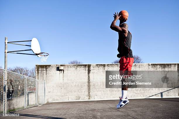 african american man playing basketball. - fazer cesta - fotografias e filmes do acervo