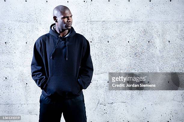 african american man at a basketball court. - uomo incappucciato foto e immagini stock