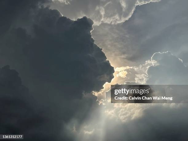 sun rays and cloud with silver lining - wonder stockfoto's en -beelden