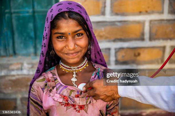 médico examina a joven india en aldea desértica, india - países en vías de desarrollo fotografías e imágenes de stock