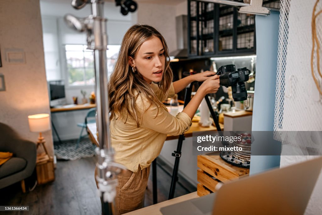 ブロガーは、食品の画像をクリックし、ラップトップ上の設定を確認