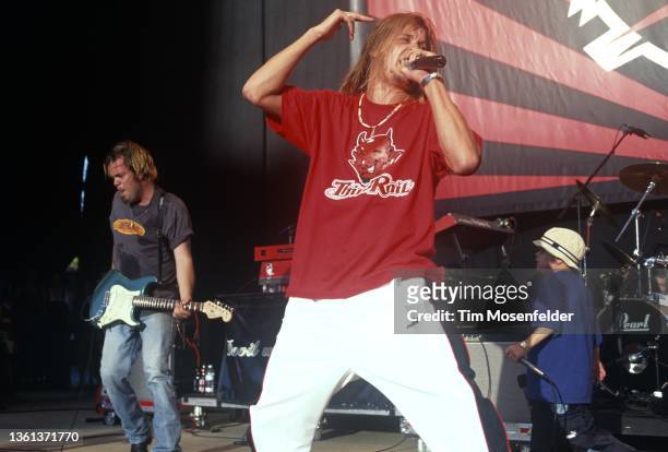 Kid Rock performs during Live 105's BFD at Shoreline Amphitheatre on June 18, 1999 in Mountain View, California.