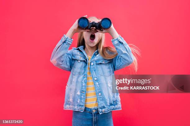 little girl looking through the binoculars. - child with binoculas stockfoto's en -beelden