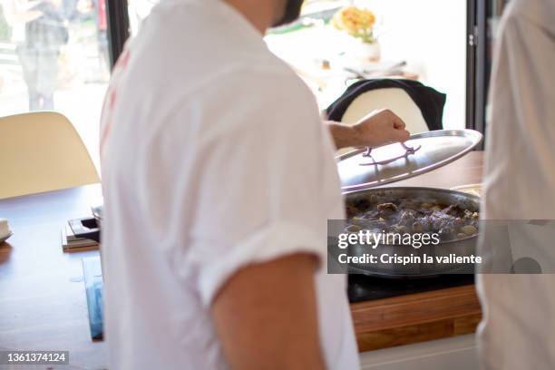 family meal, pot with braised meat with legs - marmite photos et images de collection