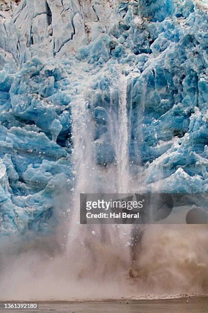 ice falling from the face of hubbard glacier - glacier calving stock pictures, royalty-free photos & images