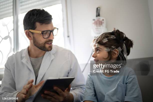médico falando com um menino antes da polissonografia (estudo do sono) - sistema nervoso humano - fotografias e filmes do acervo