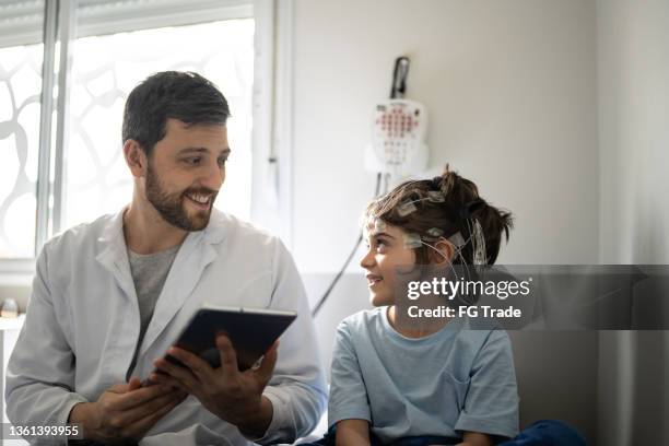 médico hablando con un niño antes de la polisomnografía (estudio del sueño) - sistema nervioso humano fotografías e imágenes de stock