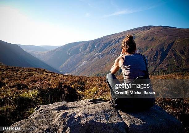 women enjoying wicklow mountains view - verwaltungsbezirk county wicklow stock-fotos und bilder