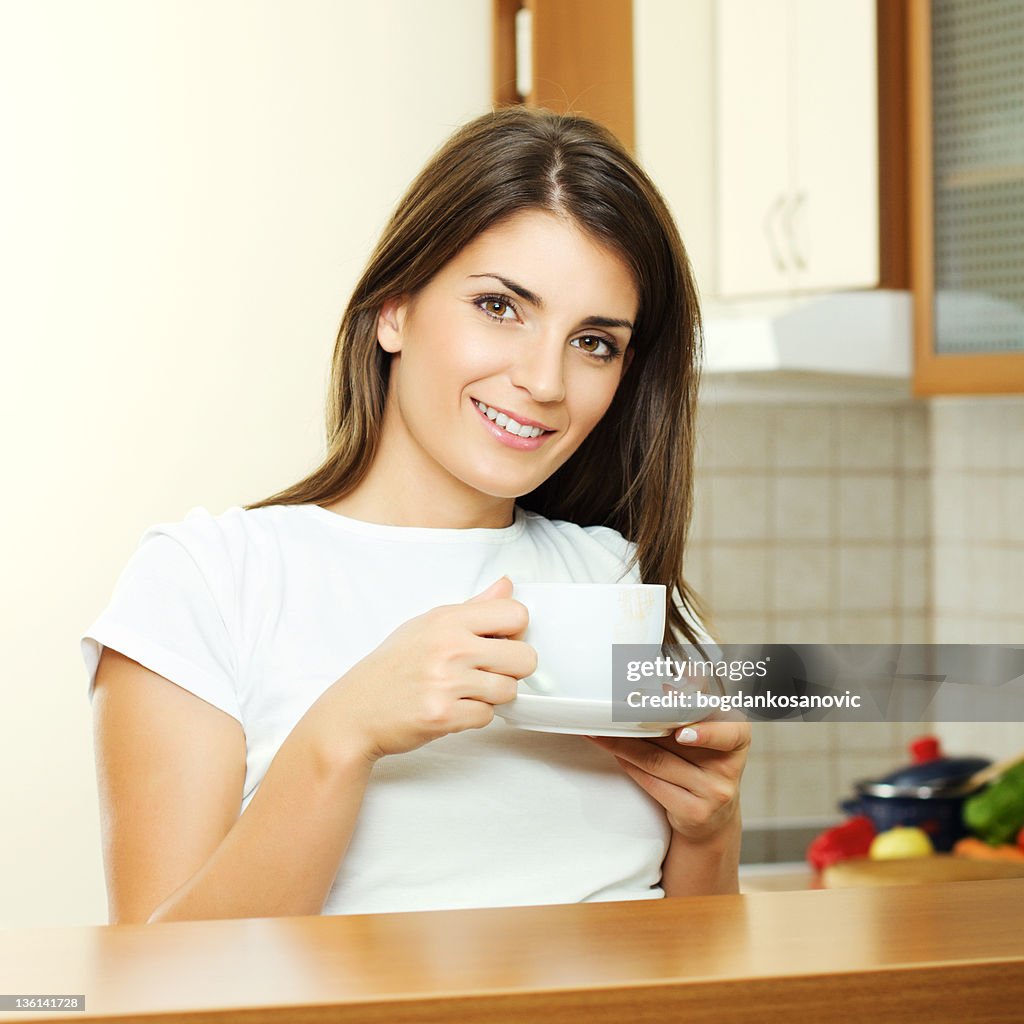 Mujer con taza de café