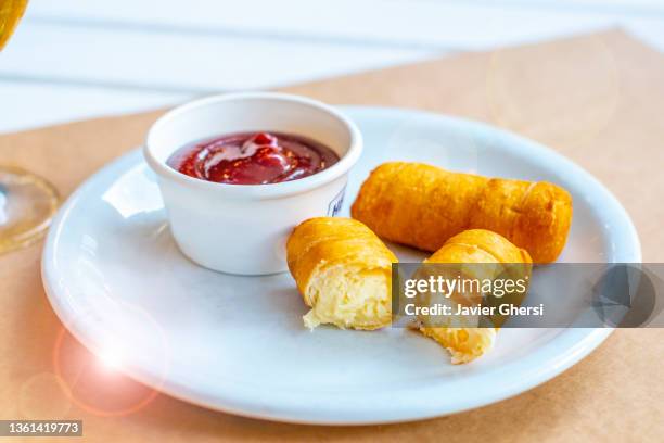 comida venezolana: tequeños con ketchup (palito de masa de pan frito, relleno de queso) - course meal stock pictures, royalty-free photos & images