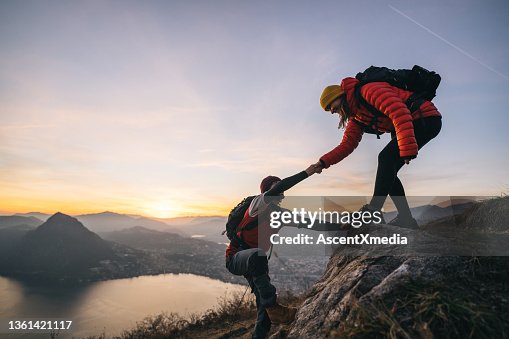 La coppia di escursionisti si arrampica sulla cresta della montagna La coppia di escursionisti si arrampica sulla cresta della montagna